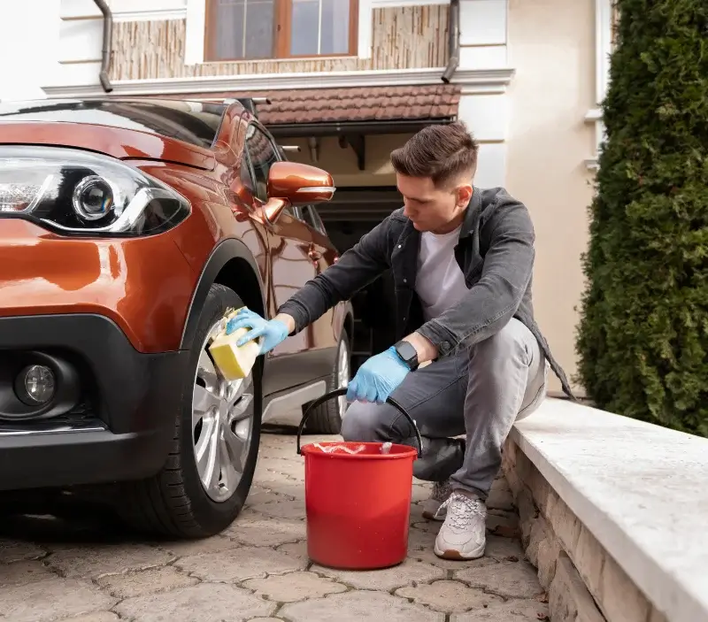 Lavage auto à domicile Champagne-au-Mont-d'Or : professionnel intervenant sur un véhicule